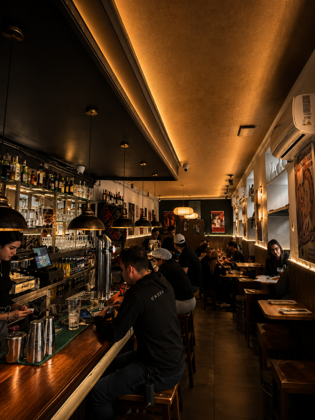Sala principal de Taberna El Sur — barra de madera, azulejos y luz cálida